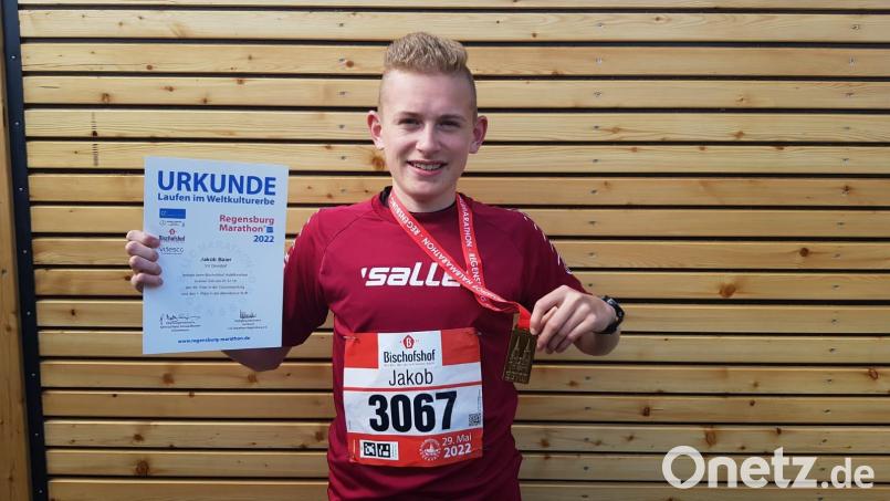 Jakob Baier vom SV Diendorf (Landkreis Schwandorf) lief Ende Mai den ersten Halbmarathon seines Lebens und schon durfte er sich über den Sieg freuen. Bild: Jakob Baier/privat