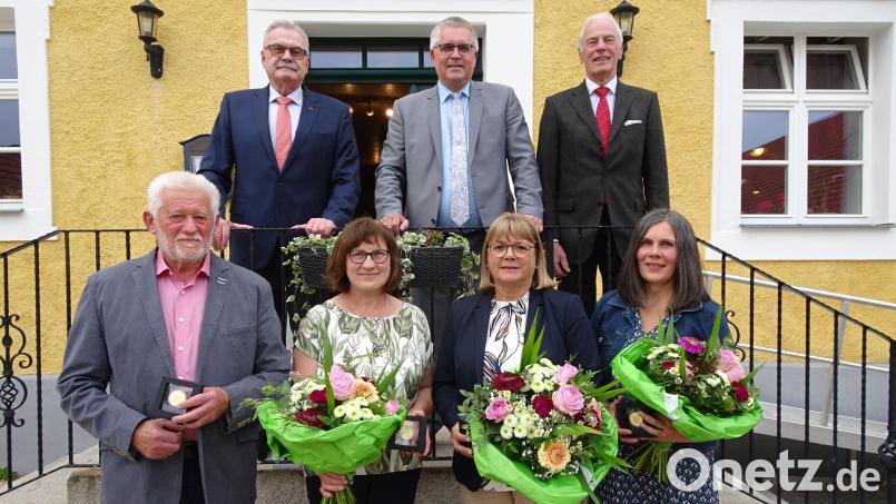Ihre Verdienste um das Gemeinwohl wurden mit der Bürgermedaille der Stadt Pfreimd belohnt: (vorne von links) Andreas Holzgartner, Renate Most, Anita Butz und Brigitte Lösch. Hinten sind (von links) Ehrenbürger Georg Pfannenstein, Bürgermeister Richard Tischler und Altbürgermeister Arnold Kimmerl zu sehen Bild: hm