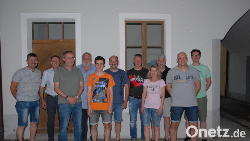Der neue Vorstand der Tischtennisabteilung der Sportgemeinschaft mit Spartenleiter Peter Meyer (Vierter von links). Bild: pop