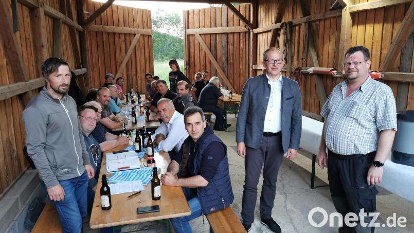 Michael Kreuzer und Bernhard Bodenschatz (von links) berichteten in der Jahreshauptversammlung der Jagdgenossenschaft Berndorf. Auch Jagdpächter Andreas Schiedlofsky und Bürgermeister Roman Schäffler (von rechts) informierten die Versammlung in der Maschinenhalle über einige Themen. Bild: mde