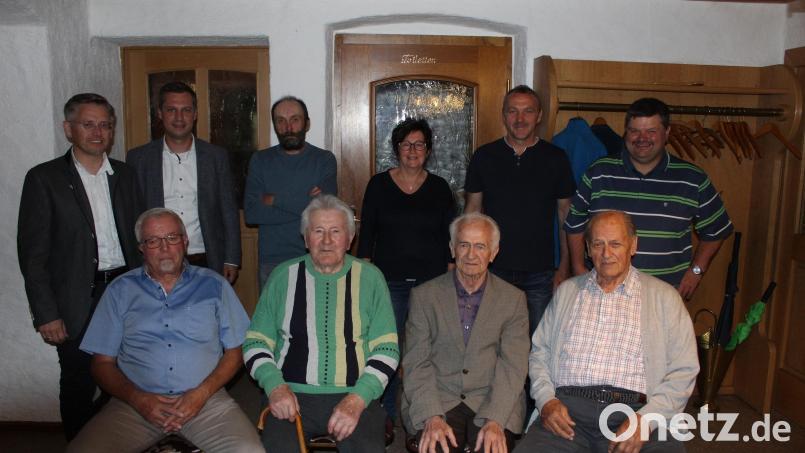 Die Geehrten mit den Ehrengästen: (vorne, von links) Hubert Scharf, Rudolf Philipp, Josef Scherm und Valentin Filberth sowie (hinten, von links) Landtagsabgeordneter Tobias Reiß, Bürgermeister Wolfgang Söllner, Roland Reichenberger, Monika und Gerhard Horn sowie Zweiter Bürgermeister Michael Sticht. Bild: soj