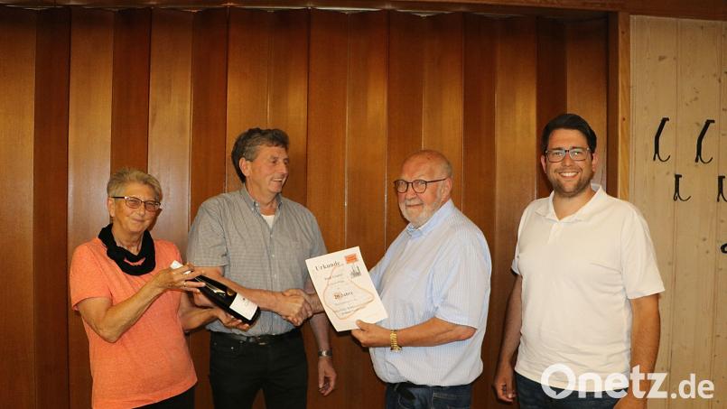 Ehrung von Rudi Gruber für 20 Jahre Mitgliedschaft bei der Wählergemeinschaft Unsere Gemeinde mit 20 Jahren Gemeinderatsmitglied davon 6 Jahre 2. Bürgermeister in Edelsfeld
Von links: Elisabeth Dehling 2. Vors, Hans Klann 1. Vors. Rudi Gruber, Stefan Kroher Bild: gru