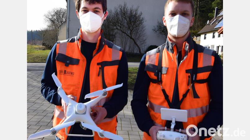Juniorchef Florian Seidl (rechts) und ein Mitarbeiter des gleichnamigen Ingenieurbüros aus Dachau bei der Drohnenbefliegung zur Ermittlung der Geschoßflächen Bild: no