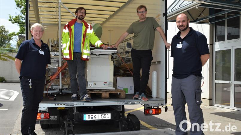 Mit Unterstützung von Frank Matyeka (rechts) und Anne Würfel haben Dr. Fabian Heudorfer (Zweiter von rechts) und Dr. Daniel Wöhl die gespendeten Medizinprodukte in einen Lkw verladen. Bild: Marion Hausmann/exb