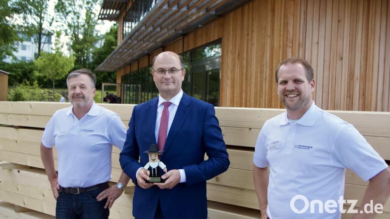 Die beiden Nord-Oberpfälzer Unternehmer Georg Strobel (links.) und Adrian Blödt (rechts) freuen sich zusammen mit dem bayerischen Finanzminister Albert Füracker über die neugegründete Genossenschaft. Bild: Michael Bothner