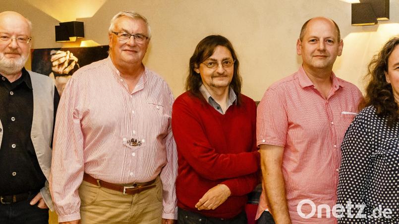Die Sieger der Wettbewerbe der Fotofreunde Pfreimd sind (von links) Clemens Hösamer, Eberhard Boger, Kurt F. Stangl und Thomas Hösl. Vorsitzende Susanne Kimmerl überreichte Urkunde und Pokale. Bild: sus