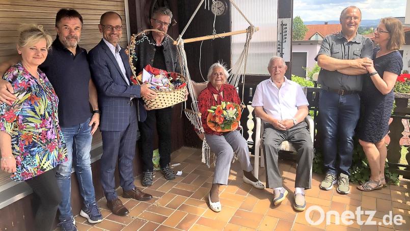 Ihr Ehejubiläum feierten Luise und Alfred Spörrer (sitzend, in der Bildmitte) daheim. Es gratulierten (von links) Christine und Horst Spörrer, Stellvertretender Landrat Alfred Scheidler und Bürgermeister Wolfgang Braun. Glückwünsche kamen auch von Elfriede und Gerald Spörrer (von rechts). Bild: wro