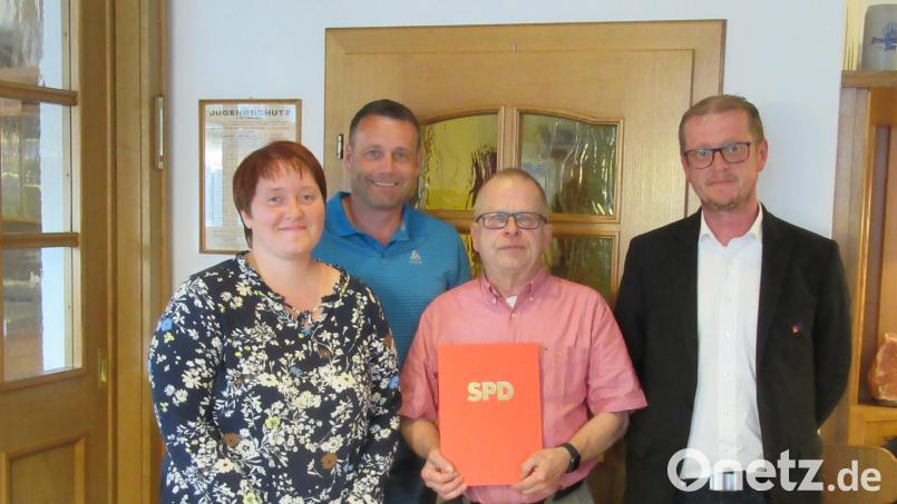 Für 50-jährige Treue zur SPD wurde Ernst Rupprecht (Zweiter von rechts) ausgezeichnet. Ihm gratulierten die Ortsvereinsvorsitzenden Andreas Koch (rechts) und Elisabeth Strobl sowie Kreisvorsitzender Uwe Bergmann (Zweiter von links). Bild: koa