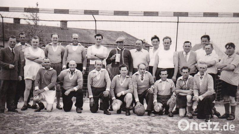 Für den Fußballsport begeisterten sich 1946 nach der Wiedergründung (vorne v.l.) Karl Brenner (Schnickerl), Ludwig Karl (Matthiersl), Michael Egerer (Gründungsvorsitzender von Schwarz-Weiß 1931 und Vorsitzender der Wiedergründung 1946), Erwin Stobitzer, Josef Hagermüller (Gründungsvorsitzender von Grün-Weiß 1922), Michael Kirner, Wolfgang Lindner (Kutterer), Michael Voit (Stofferl), (stehend v.l.) Christian Eismann, Josef Lindner (Kutterer), Hans Brenner (Stoalpeter), Karl Forster (Gulden), Karl Kleber (Döinsn), Mike Selch, Hans Brenner (Fleischbeschauer), Peter Karl (Wulfenpoiter), Hans Poingfürst, Josef Zierer, Hans Siertl, Karl Bauriedl (Breier), Josef Kleber (Sadl) und Franz Grötsch (Geierfranzerl). Bild: gz (Archiv)