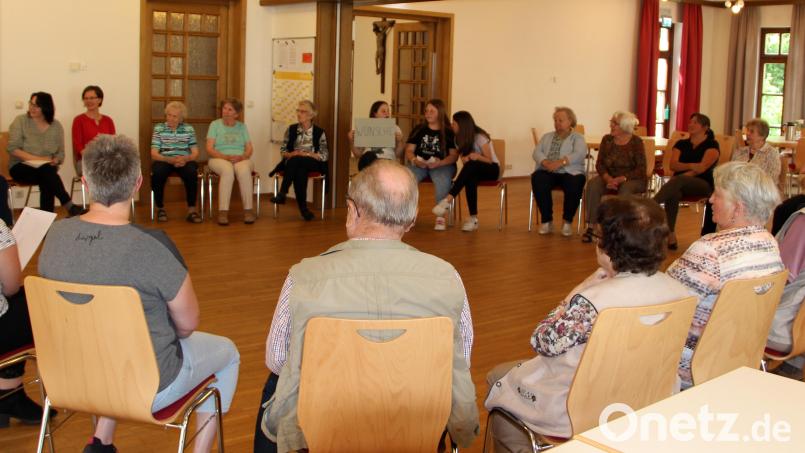 Im Stuhlkreis wurde in entspannter, lustiger Atmosphäre einige Übungen für das Gedächtnis gemacht. An dem Nachmittag brachten sich einige Firmbewerber/innen mit Bedienen und den anschließenden Stuhlkreis fleißig mit ein. Bild: lep