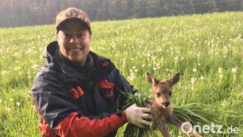 Wieder ein Kitz gefunden und vor einem grausamen Tod bewahrt - stolz hält Valerie Wadell das Kleine in die Kamera. Bild: ige