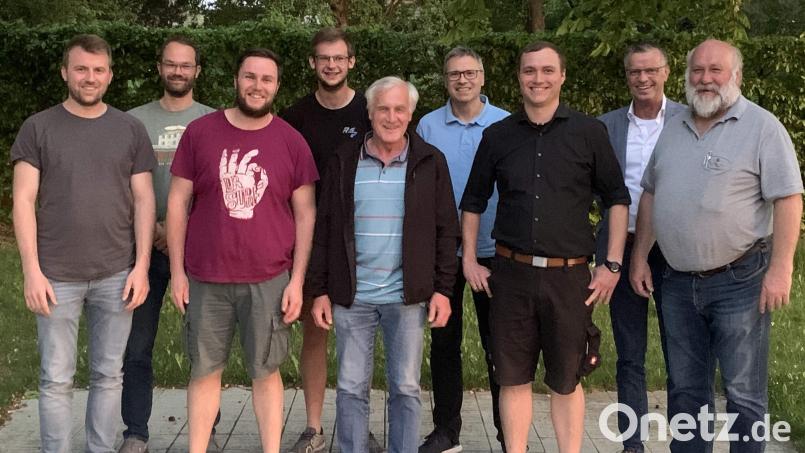 Der neue Vorstand des Hirschauer Musikzugs (von links): Leonhard Schuster, Markus Meissner, Dirigent Wolfgang Vögele, 2. Vorsitzender Erik Remhof, Franz Dorfner, Stephan Radl, Vorsitzender Maximilian Stein, Bürgermeister Hermann Falk und Schriftführer Werner Stein. Bild: u