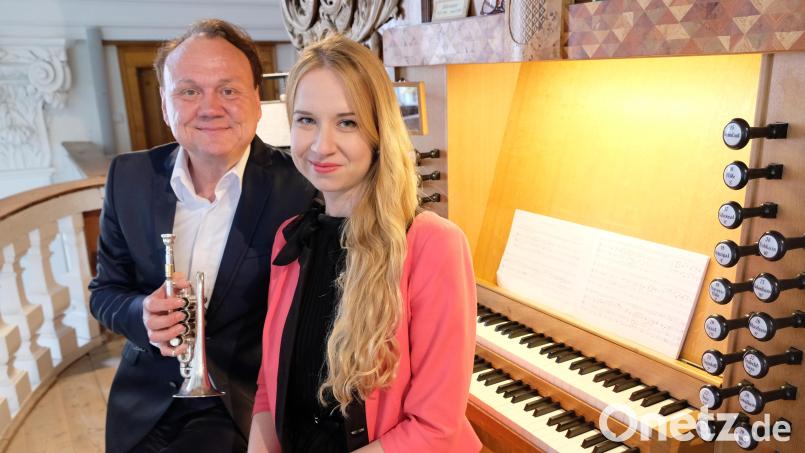 Startrompeter Daniel Schmahl und Konzertorganistin Karolina Juodelytè vor der Steinmeyer-Orgel in der Klosterkirche Speinshart Bild: do