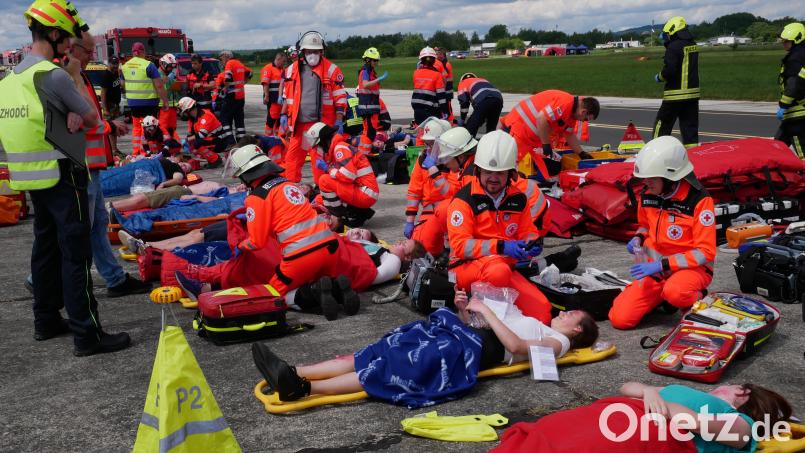 Teil der Großübung auf dem Flugplatz in Eger war auch die Einrichtung einer Verletztensammelstelle. Dort sondierten die Rettungskräfte die &quot;Opfer&quot; nach der Schwere ihrer Verletzungen und bereiteten sie für den Abtransport in Krankenhäuser vor. Bild: hmr