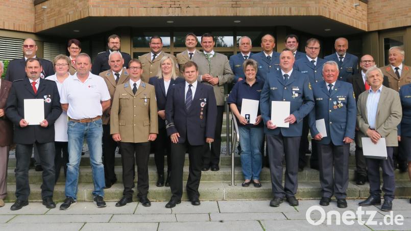 Landrat Thomas Ebeling zeichnete zahlreiche ehrenamtliche Helfer des Technischen Hilfswerkes, der Johanniter-Unfallhilfe und des Bayerischen Roten-Kreuzes mit dem staatlichen Ehrenzeichen in Gold und Silber aus. Bild: Hirsch