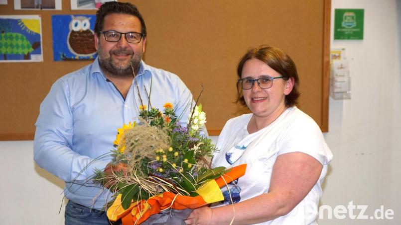 Monika Heindl ist neue Jugendbeauftragte. Bürgermeister Thomas Kaufmann hieß sie mit einem Blumengruß willkommen. Bild: bkr