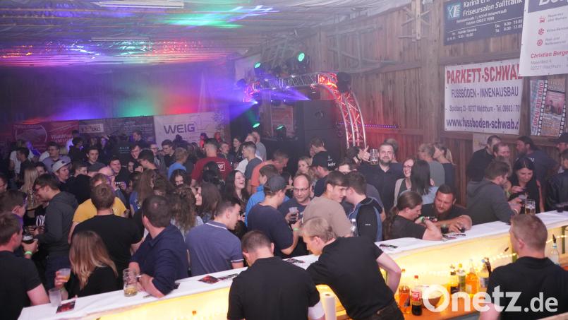 Beste Stimmung beim Rock im Bürgermeisterstodl in Woppenrieth Bild: fvo