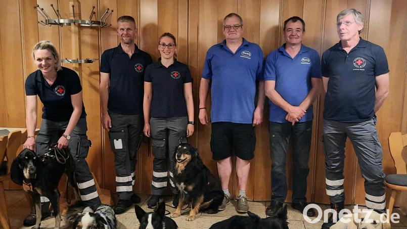 Stolz auf ihre vierbeinigen &quot;Mitarbeiter&quot; sind (von links) Hundeführerin Caroline Popp, Vize-Rettungshundestaffelleiter Ingo Porkert und Staffelleiterin Ronja Rausch von der Rettungshundestaffel des BRK Bayreuth. Zum Vortrag hatte der ARZLV eingeladen. Bild: bjp