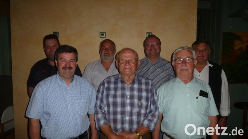 Die Siedlergemeinschaft Freihung ehrt die treuen Mitglieder Georg Schönberger (50 Jahre), Johann Schmidschneider (40 Jahre, vorn Zweiter und Dritter von links), Johann Großer, Harald Häusler (beide 20) und Daniel Iberl (hinten, von rechts). Ihnen gratulierten Stellvertretender Bezirksvorsitzender Helmut Grünbauer (vorn links) und Bürgermeister Uwe König (hinten, Zweiter von rechts). Bild: bk