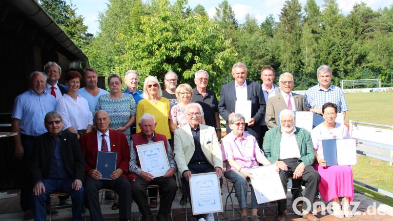 Zweite Bürgermeisterin Tanja Kippes (stehend, Dritte von links) ehrt gemeinsam mit ASV-Vorsitzendem Juan Vilas (stehend, Zweiter von rechts) Mitglieder mit insgesamt 940 Jahren Vereinszugehörigkeit. Ein besonderer Dank gilt dabei Oskar Schwarz (sitzend, Vierter von rechts) für sein Engagement in 75 Jahren beim ASV. Bild: prh