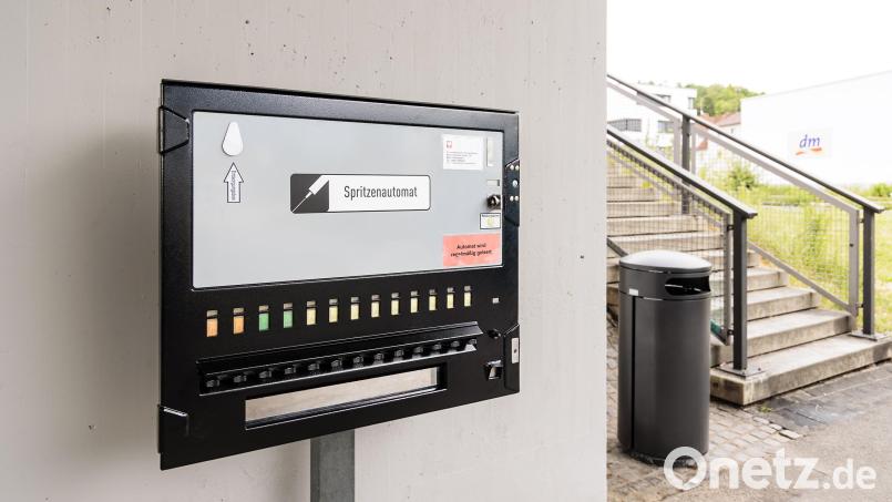 Die Caritas-Fachambulanz für Suchtprobleme hat in Absprache mit der Stadt einen Automaten für steriles Spritzbesteck an der Adenauerbrücke aufgestellt. Bild: Hösamer