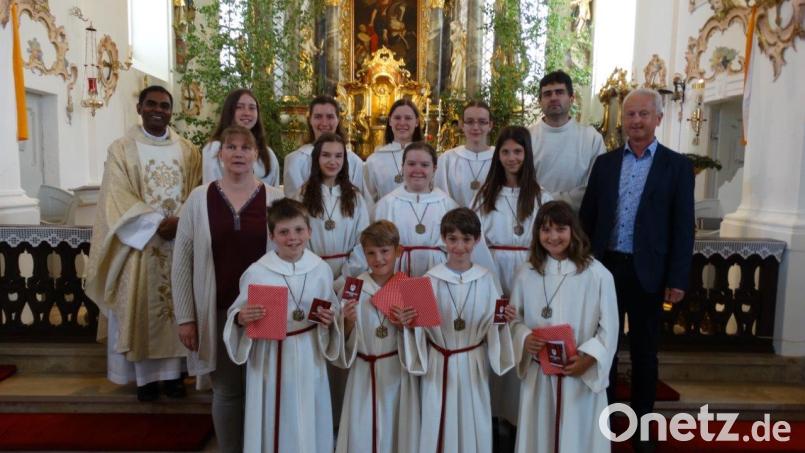Voller Dankbarkeit nahm Pfarrer Julius Johnrose (hinten links) vier neue Ministranten in Pullenreuth auf: (vorne, von links) Christoph König, Jakob Pinzer, Felix Lorenz und Emma König. Auch Pfarrgemeinderatssprecher Robert Bauer (rechts) freute sich. Bild: twg