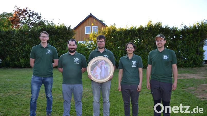 Hart umkämpft ist die Hochzeitsscheibe der Brautleute Katharina (Zweite von rechts) und Martin Peter (Zweiter von links) bei den Etzgersriether Schützen. Am Ende gewinnt Christian Ach (Mitte). Bild: gi