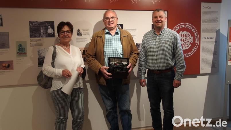 Josef Reiß übergibt die Feldfernsprecher an Willi Buchfelder für das Museum Bild: Kultur- und Militärmuseum Grafenwöhr/exb