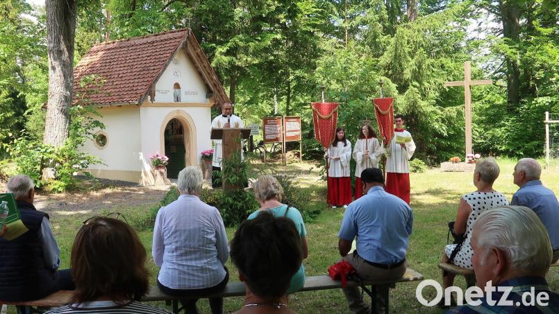 Pater Jimmy Joseph von der Pfarreiengemeinschaft Vilseck-Schlicht-Sorghof betet mit den Gläubigen eine Dankandacht an der Wolfschützenkapelle im Truppenübungsplatz Grafenwöhr, Forstrevier Tanzfleck. Bild: rha
