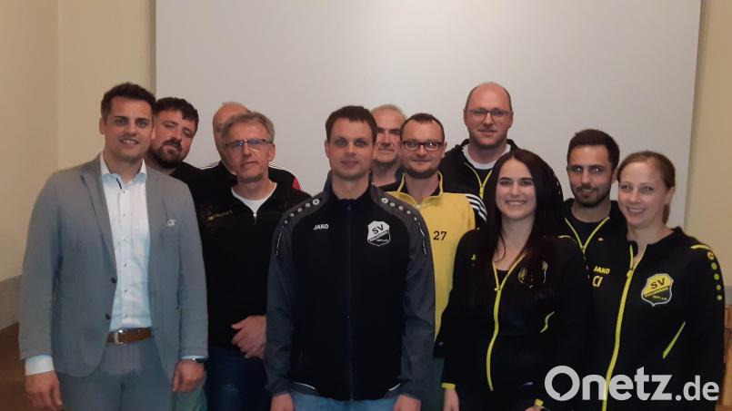 Bürgermeister Rudolf Teplitzy (links) gratulierte dem neuen Vorstand des SV Pullenried mit (von links) Martin Ach, Manfed Riedl, Johann Wolf, Christian Bösl, Hubert Dobmeier, Stefan Kahler, Christian Meier, Theresa Dobmeier, Jonas Kleber und Christina Irlbacher. Bild: Kevin Volz/exb