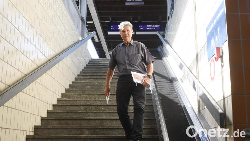 Der scheidende VdK-Vorsitzende Josef Rewitzer am Ort seiner größten Enttäuschung. Der Bahnhof Weiden ist auch 16 Jahre nach seinem Antritt nicht barrierefrei. Bild: Gabi Schönberger