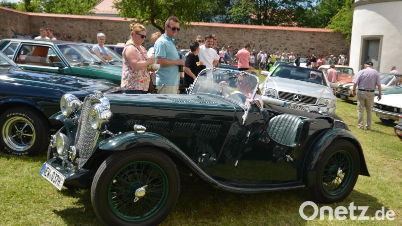 Mit einem schnittigen Singer Le Mans, Baujahr 1937, ist Claudia Windschiegl aus Windischeschenbach im Schlosshof vorgefahren. Das Auto stammt aus Familienbesitz und wird bis heute genutzt. Es handelt sich um einen Roadster des britischen Automobilherstellers. Bild: dob