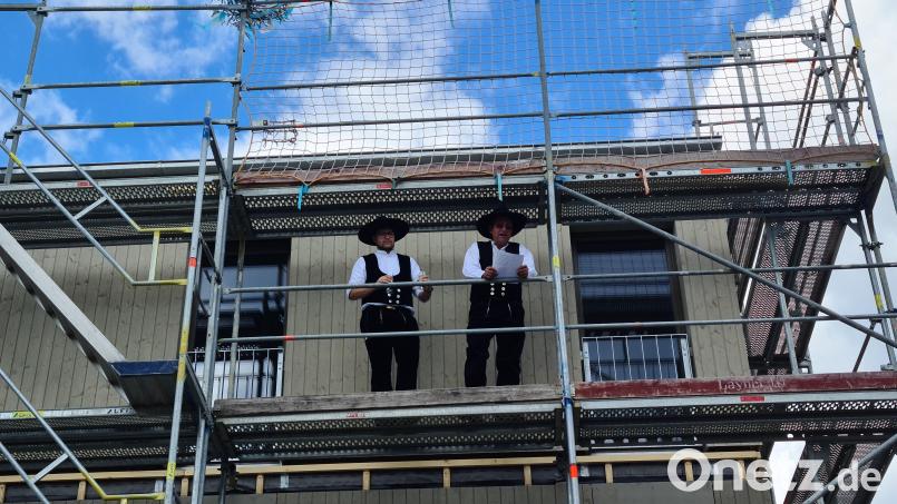 Die Zimmerermeister Thomas Riedl und Tobias Trisl hatten sich herausgeputzt und hielten eine Rede zum Hebefest. Bild: sne