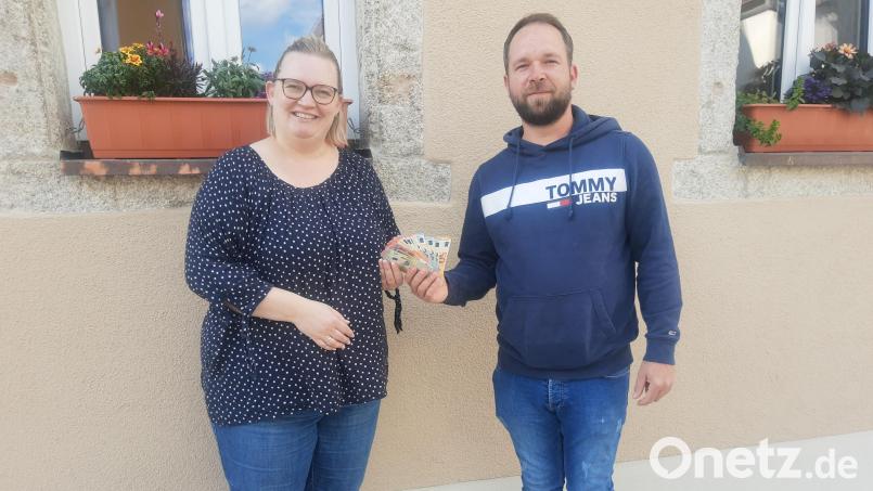 300 Euro übergab der Vorsitzende des Männergesangvereins &quot;Max Reger&quot;, Manuel Strobl, an Jasmin Fütterer. Bild: ld