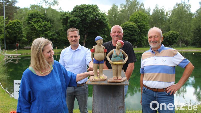 Künstlerin Inge Flor zeigt Bürgermeister Wolfgang Söllner, Thomas Graf und Bernd Würstl (von links) ihr Kunstwerk. Bild: soj