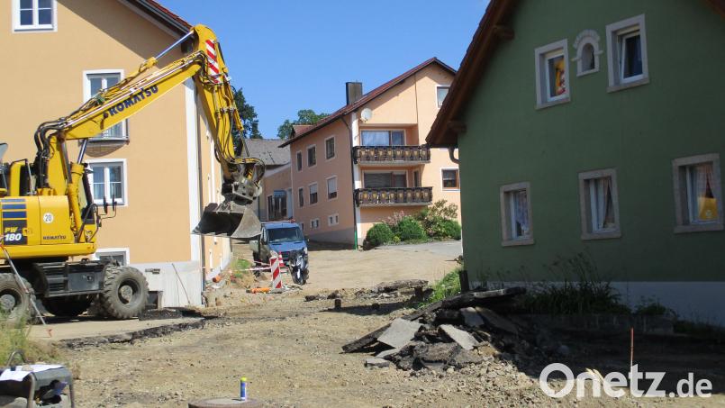 Der Ausbau der Kreisstraße durch Pischdorf ist im vollen Gange. Derzeit werden die Seitenanbindungen erstellt. Bild: bnr