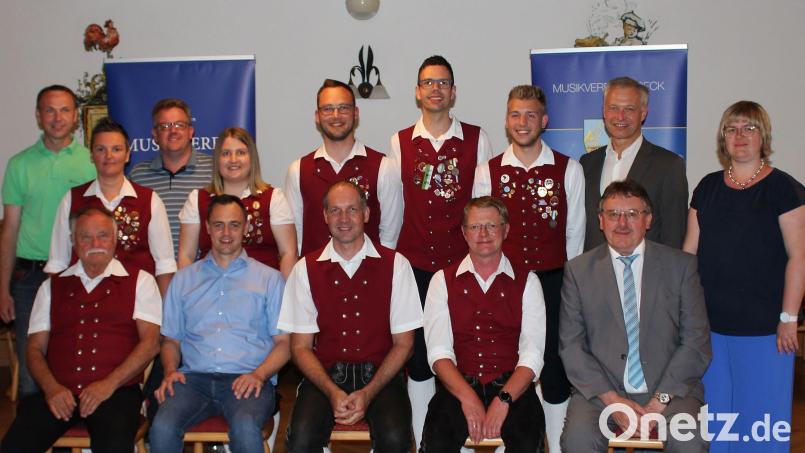 Der Musikverein Vilseck wählt einen neuen Vorstand und bestätigt die beiden Vorsitzenden Christian Winklmann (sitzend Mitte) und Christian Stubenvoll (sitzend, Zweiter von rechts) in ihren Ämtern. Bild: sgl