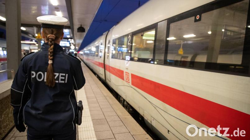 In einem ICE zwischen Regensburg und Nürnberg hat es im vergangenen Jahr eine Messerattacke gegeben. Symbolbild: Daniel Karmann/dpa