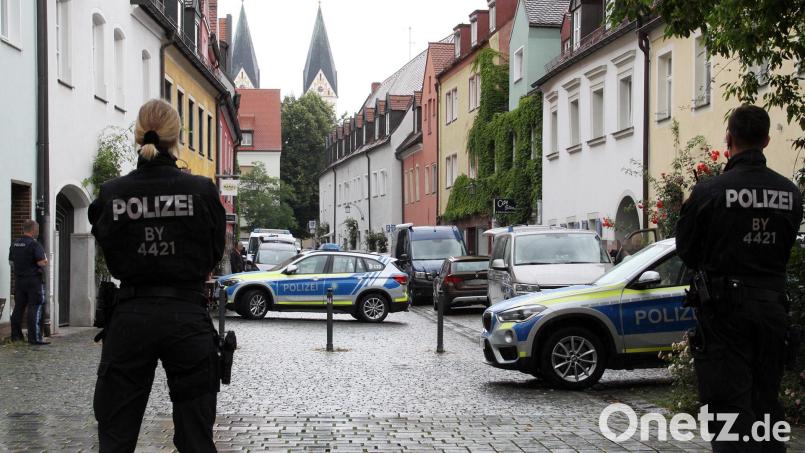 Mehrere Polizisten haben ein Auge auf das Geschehen in der Weidener Innenstadt. Wie sicher ist es in Weiden und Im Landkreis Neustadt wirklich? Der neue Sicherheitsbericht liefert dazu einige spannende Ansatzpunkte. Archivbild: za