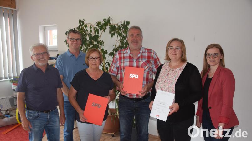 Alfred Wulfänger und Klaus Wirth ehren Marianne Göbel, Peter Schönmann und Stefanie Reintsch zusammen mit Nicole Bäumler (von links) für langjährige Mitgliedschaft. Bild: fz