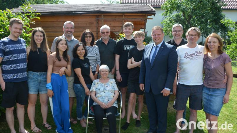Die ganze Familie war gekommen, um Rosemarie Roch (sitzend) zum 85. Geburtstag zu gratulieren. Bürgermeister Stefan Grillmeier (Vierter von rechts) überbrachte die Glückwünsche der Stadt Mitterteich. Bild: jr