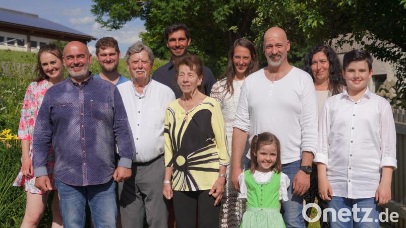 Inge Ertl (vorne, Mitte) feiert mit ihrer Familie 80. Geburtstag. Bild: fvo