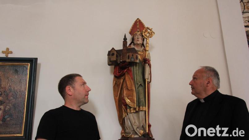 Stadtpfarrer Georg Flierl (rechts) und Mesner Gerald Schultes blicken zum heiligen Wolfgang in der Tirschenreuther Stadtpfarrkirche. Dieser steht vom 18. bis zum 21. Juni im Blickpunkt der regionalen Wolfgangswoche. Bild: kro