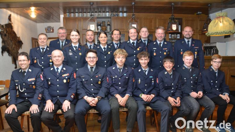 In den vergangenen zwei Jahren haben etliche Oberlinder Feuerwehrleute das Deutsche Feuerwehrfitnessabzeichen absolviert. Kommandant Markus Kindl (vorne, links) gratuliert bei der Verleihung den erfolgreichen Teilnehmern. Bild: dob