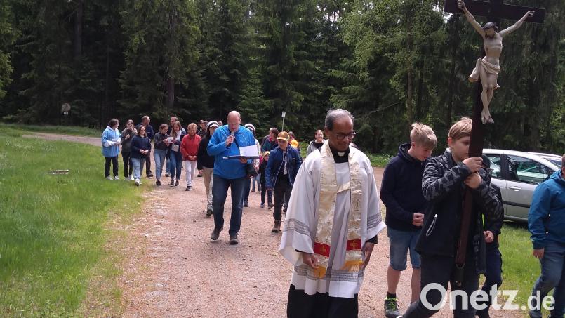 Angeführt von Pfarrer George Parankimalil pilgerten die Pfarrangehörigen zur Kapelle &quot;Alter Herrgott&quot;. Bild: Pfarrei Bad Neualbenreuth/exb