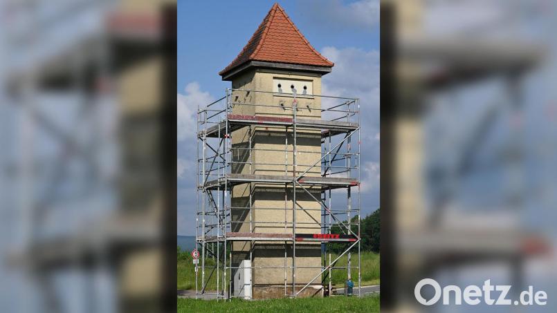 Eingerüstet ist die Trafostation nahe dem Poppenrichter Friedhof bereits. Nun können sich der art-efx-Sprayer ans Werk machen und den tristen Turm in ein buntes Kunstwerk verwandeln. Bild: gf