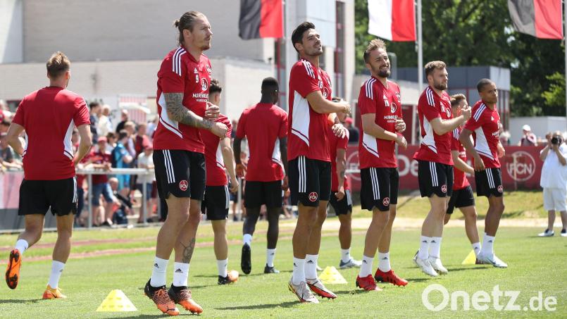Es geht wieder los: Manuel Schäffler (ab Zweiter von links) und die Kollegen Christopher Schindler, Florian Hübner, Manuel Wintzheimer und Jan Gyamerah wärmen sich auf. Bild: Sportfoto Zink / Daniel Marr