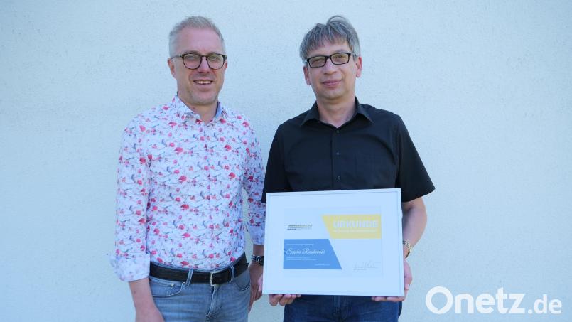 Hermann Iberler (links) und Sascha Ruscheinski bei der Mitarbeiterehrung. Bild: Grasenhiller GmbH/exb