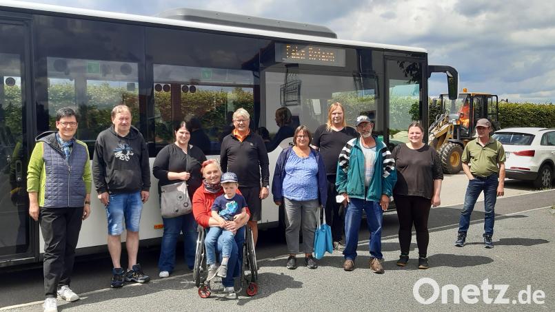 Bei einer Bustour durch Tirschenreuth erfuhr die Selbsthilfegruppe welche Neuerungen es in der Kreisstadt gibt. Bild: Martina Sötje/exb