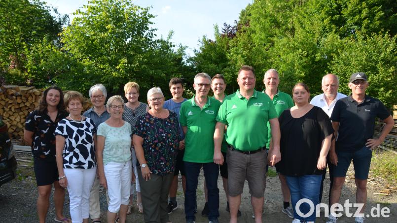 Manfred Hilburger (Fünfter von rechts) und Peter Grundler (Siebter von rechts) haben den Kegelclub &quot;Gut-Holz&quot; bestens im Griff. Bei den Neuwahlen sind viele Mitglieder bereit, ein Amt zu übernehmen. Bild: dob